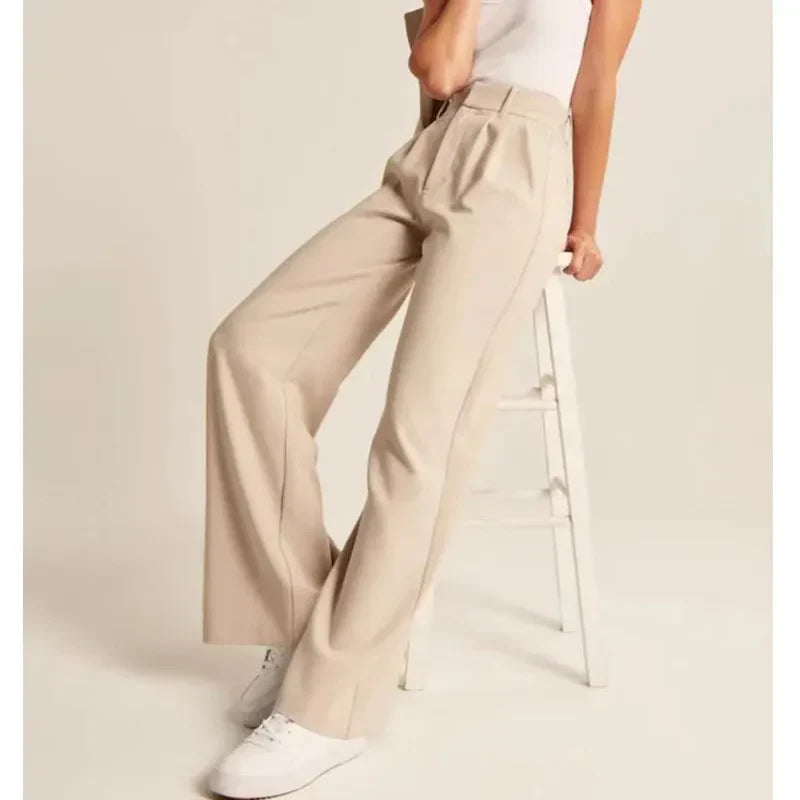 Pantalón ajustado con pernera ancha