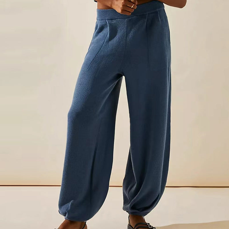 Solid color knitted two-piece set for women.