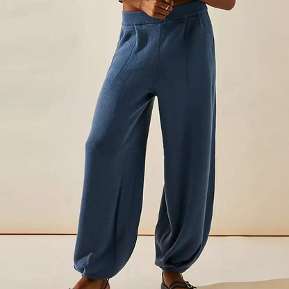 Solid color knitted two-piece set for women.