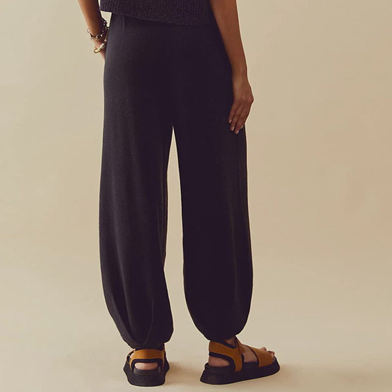 Solid color knitted two-piece set for women.