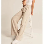 Pantalón ajustado con pernera ancha